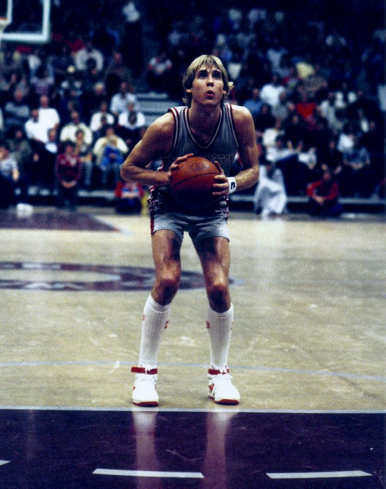 Craig Ehlo looking up at the basket while holding the ball in a gray Washington State uniform