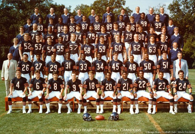 Dennis Gentry with the 1985 Chicago Bears Super Bowl champions posed in rows on a field in a color team photo