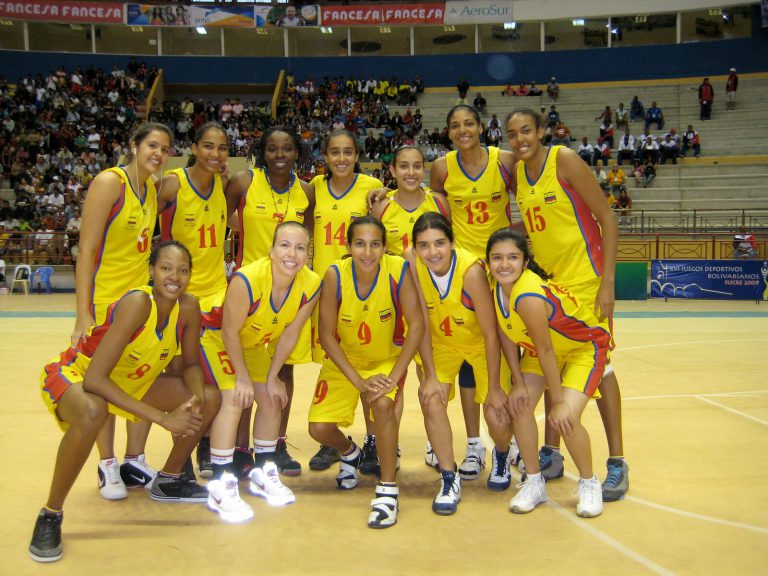 Erika Valek and the Colombian national team in yellow uniforms at the 2009 Bolivarian Games in Sucre