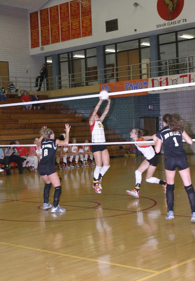 Robyn Smith Everson setting the ball at the net during a volleyball match